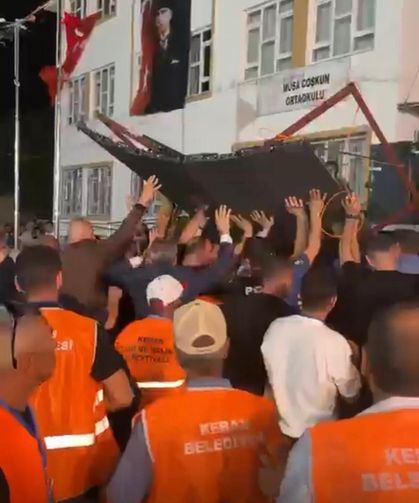 Festival alanında dev ekran devrildi: Çok sayıda yaralı var