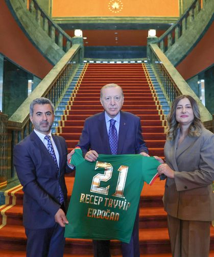 Amedspor başkanından Cumhurbaşkanı Erdoğan’a forma hediyesi!