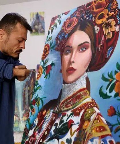 Vanlı sanatçı kollarıyla değil yüreğiyle resim çiziyor