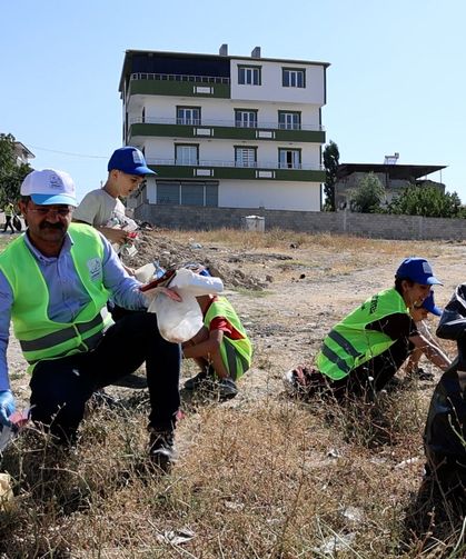 Van’da belediye başkanı vatandaşlarla birlikte çöp topladı