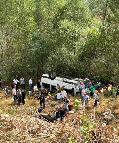Yolcu minibüsü şarampole devrildi: Çok sayıda ölü ve yaralı var…