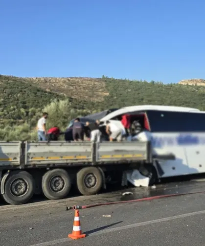 Tur otobüsü, TIR'a çarptı: Çok sayıda ölü ve yaralı var!