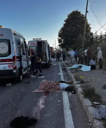 Ortalık savaş alanına döndü: Tır ile tarım aracı çarpıştı! 4 ölü, 8 yaralı
