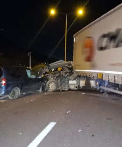 Zincirleme kaza! 2 tır ile otomobil çarpıştı: 1 kişi öldü, 7 kişi yaralandı!