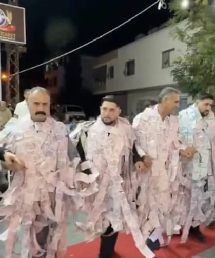 Görenler gözlerine inanamadı! Üzerlerinde deste deste paralarla halay çektiler!