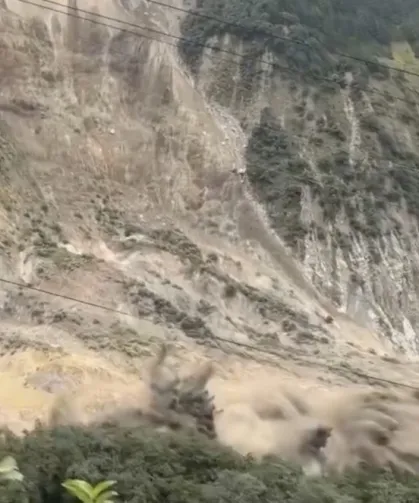Heyelan sonucu dağ çöktü: Felakette 14 kişi hayatını kaybetti!
