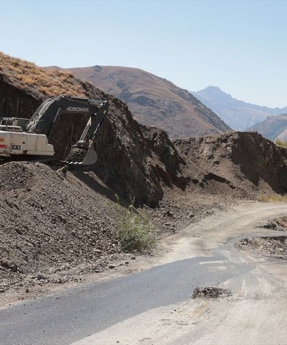 Hakkari’de çöken yola yeni güzergah yapılıyor!
