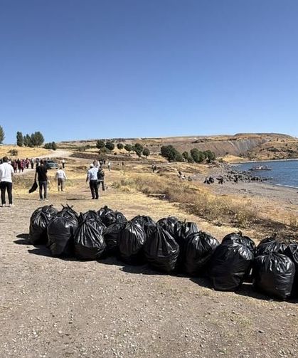 Van Gölü kıyısında 4 ton çöp toplandı