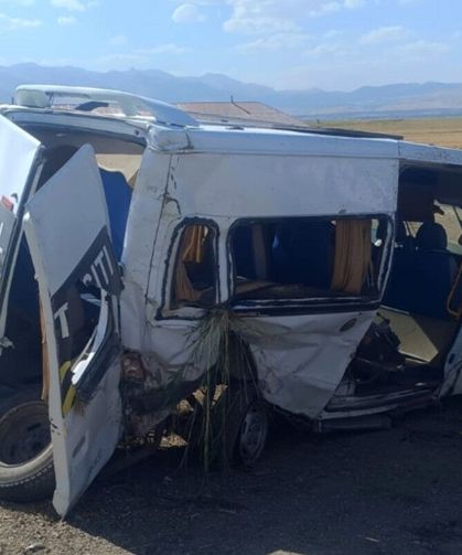 Yüksekova’da korkutan kaza! Minibüs açık rögar çukuruna çarptı: 6 yaralı