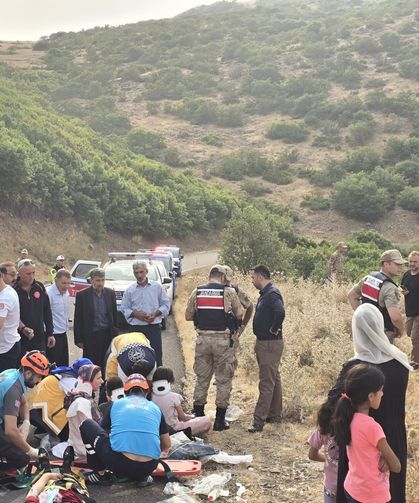 Kontrolden çıkan minibüs şarampole yuvarlandı: 10 yaralı!