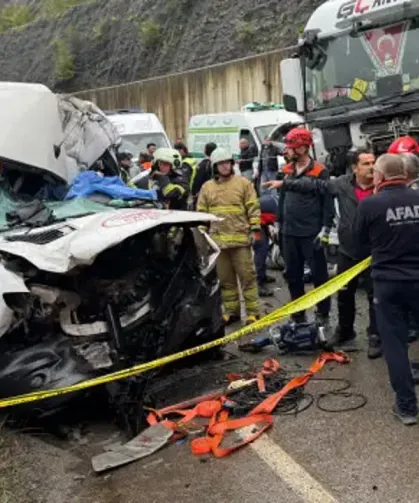 Tır ile minibüs çarpıştı: 1 kişi öldü, 11 kişi yaralandı!