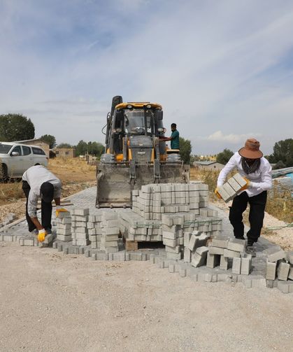 Tuşba’daki 5 mahallenin yolları parke ile buluştu!