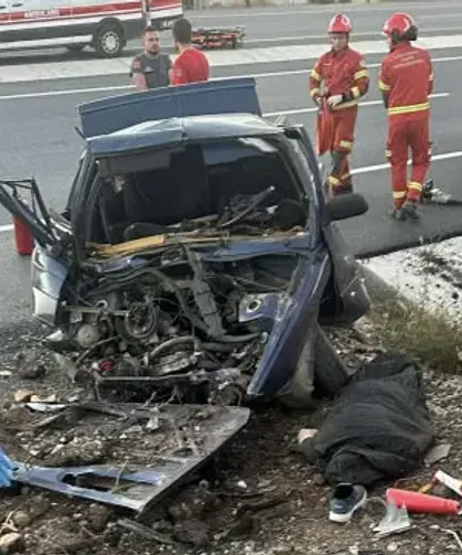 Refüje çarpan otomobil parçalara ayrıldı! 2 kişi öldü, işte kazada hayatını kaybedenlerin isimleri…