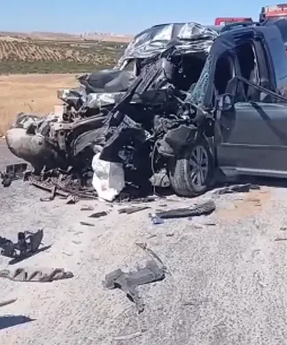 Katliam gibi kaza! Seyir halindeki araç kamyona arkadan çarptı: 4 kişi öldü, 2 kişi ağır yaralandı!