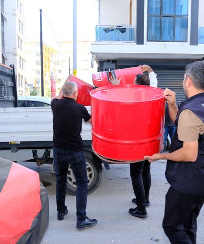 Van’da kaldırım işgallerine zabıta müdahalesi: Sokaklardaki masa ve sandalyeler kaldırıldı!