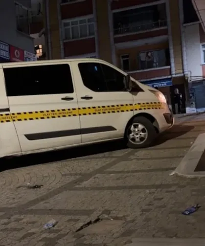Sokak ortasında silahlı saldırıya uğradı: Kurşunların hedefi olan kişi olay yerinde can verdi!