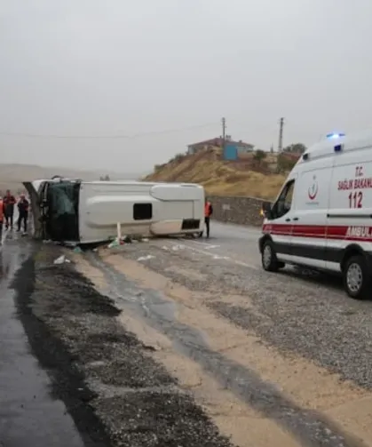 İşçi servisi devrildi: 1'i ağır 15 yaralı