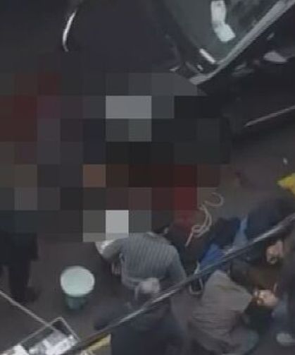 Pazar yerinde tezgâh kavgası bıçaklı saldırıya dönüştü: 1’i çocuk, 6 yaralı!