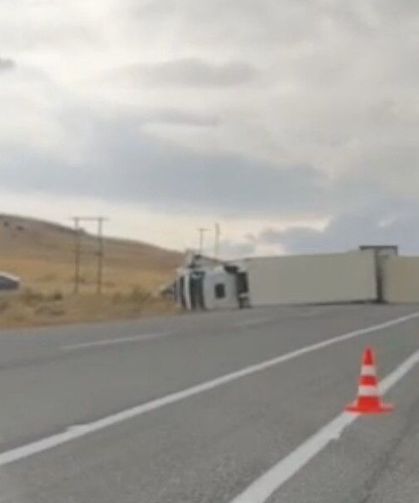 Van'da kontrolden çıkan tır devrildi: Tır sürücüsü yaralandı!