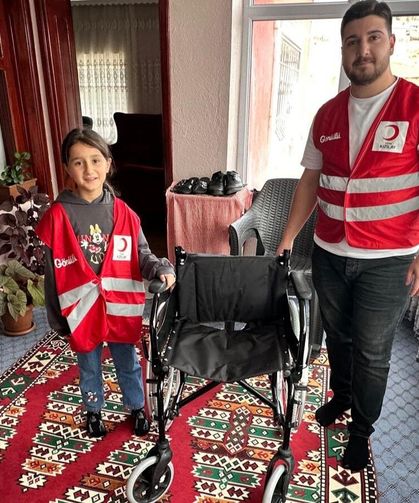 Van’da Kızılay’dan ihtiyaç sahibi vatandaşa tekerlekli sandalye desteği!