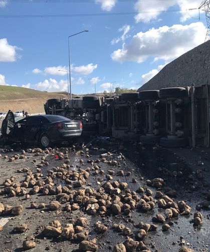 Korkunç kaza! Tır ile otomobil çarpıştı: 4 kişi hayatını kaybetti, 1 kişi yaralandı!