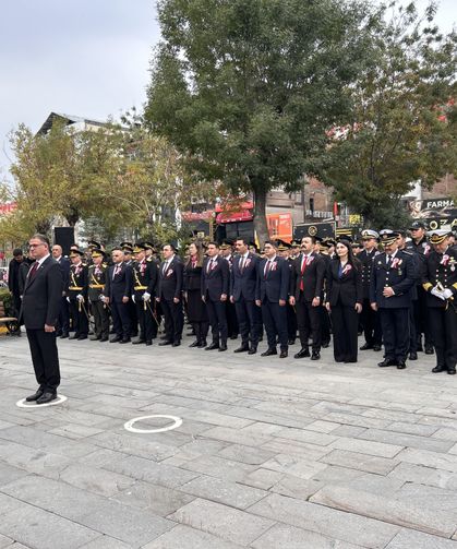 Van’da 29 Ekim Cumhuriyet Bayramı için çelenk sunma töreni düzenlendi
