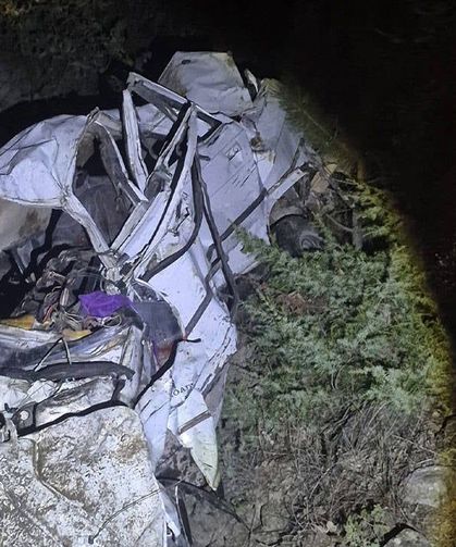 Kontrolden çıkan otomobil uçuruma uçtu: 4 kişi öldü, 1 kişi yaralandı!