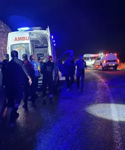 Hakkari'de göçmenleri taşıyan minibüs dereye uçtu: 24 kişi yaralandı!