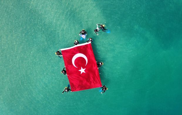 Büyük zaferin 101.yılında Türk bayrağı Van Gölü’nün maviliğiyle buluştu