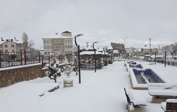 Van’a kış geri geldi, kent beyaza büründü! İşte Van’dan kar manzaraları…