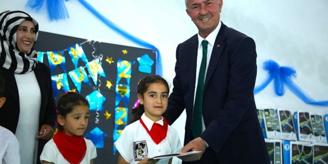 Başkan Akman, minik öğrencilerin karne sevincine ortak oldu!