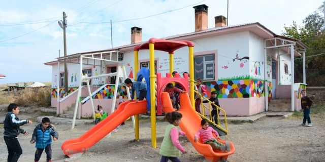 Tuşba'da kırsaldaki öğrenciler için 7 okulun bahçesine çocuk oyun parkı!