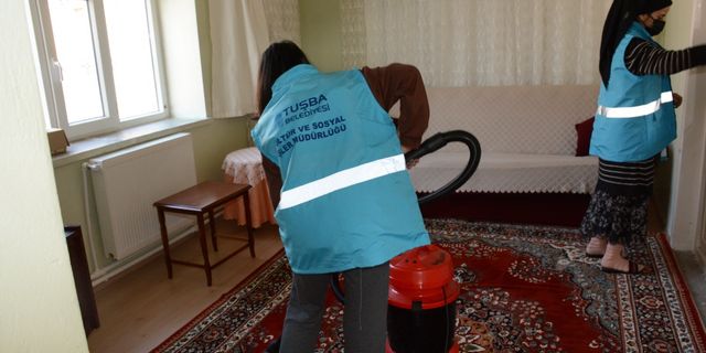 Tuşba’da hasta ve bakıma muhtaç vatandaşların evdeki bayram temizliğini yapıyor!