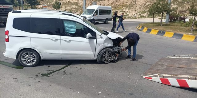 Van'da iki otomobil çarpıştı: 3 yaralı!