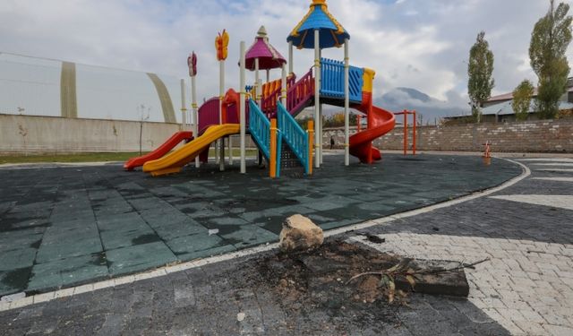 Van'da çocuk parkı tahrip edildi!