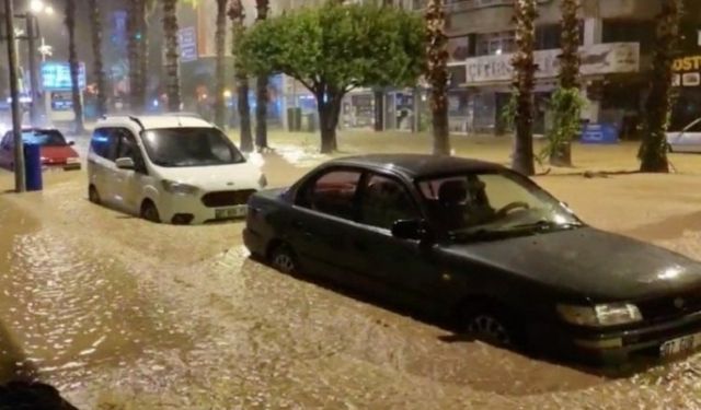 Antalya'da sağanak: Evleri su bastı, araçlar zarar gördü