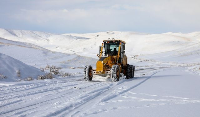 Van'da ulaşıma kar engeli! 150 yerleşim yerinin yolu ulaşıma kapandı!