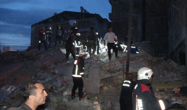 Malatya’da 3 katlı ağır hasarlı bina çöktü: 1 kişi öldü!