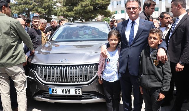 Türkiye'nin yerli otomobili Togg Van’da görücüye çıktı!