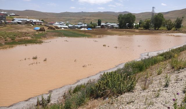 Van’da sağanak yağış sonrası tarım arazileri büyük zarar gördü