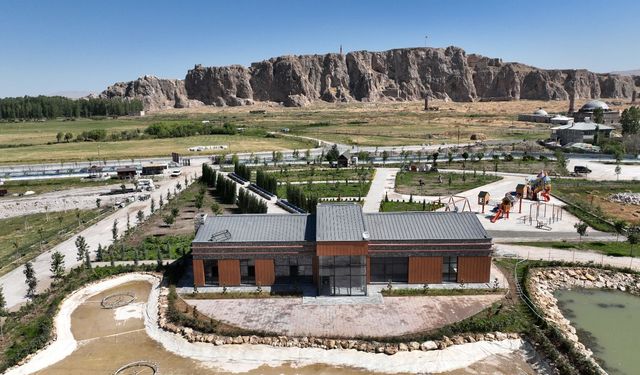 İpekyolu’na canlılık ve renk katacak Hüsrev Paşa Parkı açılışa hazırlanıyor