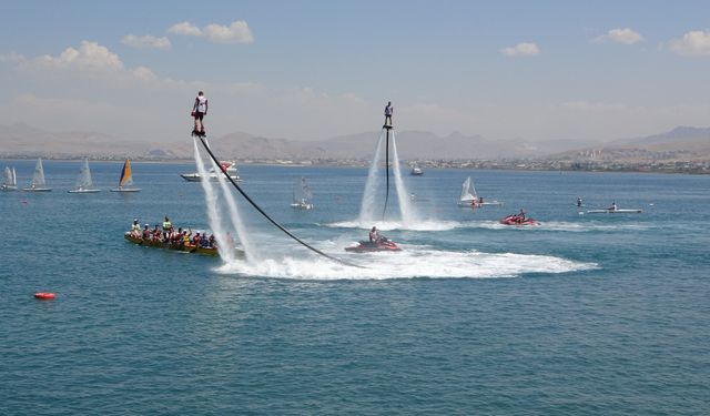 Van Denizi Edremit Su Sporları Festivali renkli görüntülerle start aldı