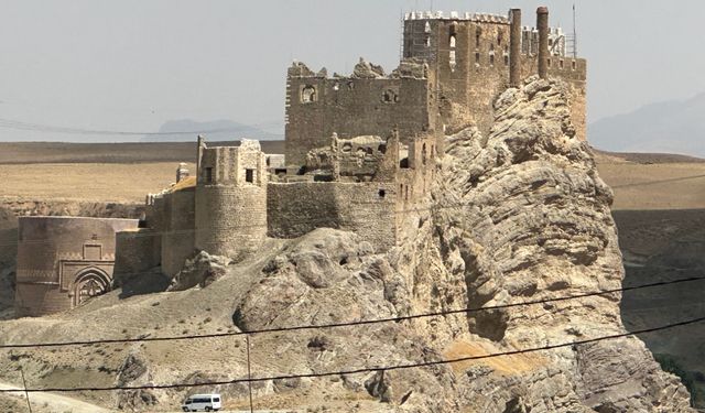 Turizme canlılık getirecek Hoşap Kalesi’ndeki restorasyon devam ediyor
