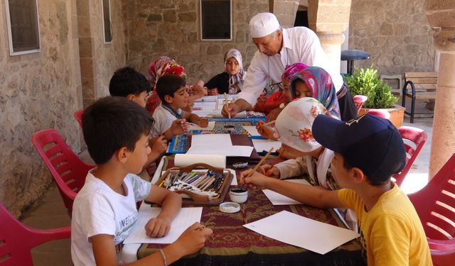 Vanlı çocuklar yaz Kur'an kursunda hat sanatını öğreniyor