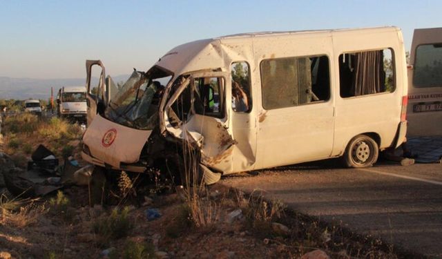 İşçileri taşıyan servis minibüsü devrildi: 1 kişi öldü, 1'i ağır 14 kişi yaralandı!