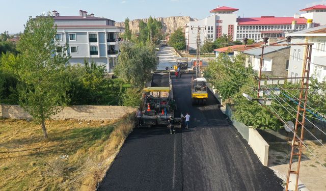 Edremit’teki o mahallenin yolları sıcak asfalta kavuştu!