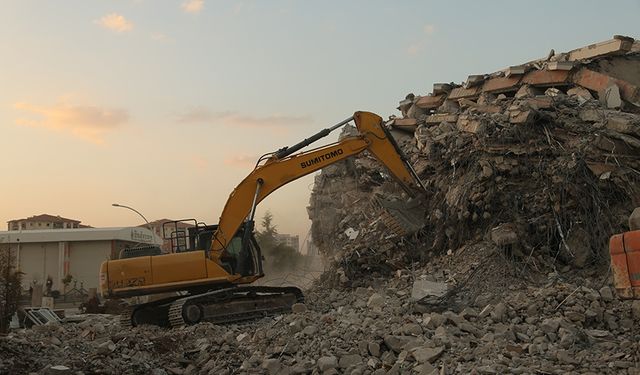 Depremden etkilenen Malatya'da "hayalet binalar"ın yıkımı sürüyor