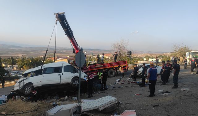 Son Dakika! Freni patlayan kamyon dehşet saçtı: 5 kişi öldü, 5’i ağır 17 kişi yaralandı!