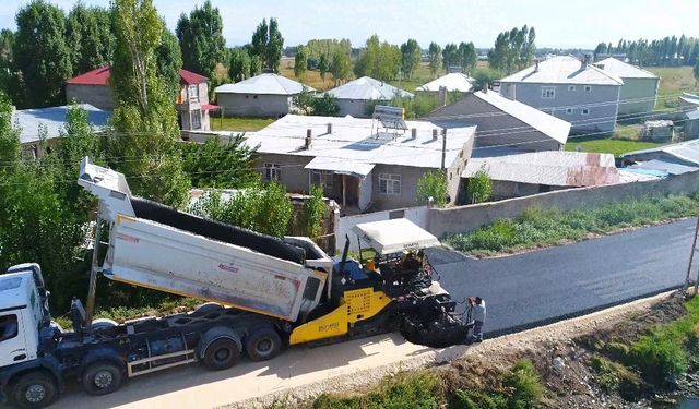 Erciş’te iki mahallenin yolu sıcak asfalta kavuştu!