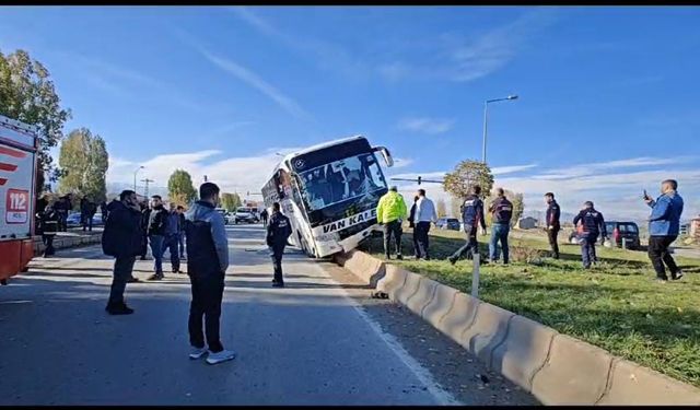 Hatalı sollama kazaya neden oldu: İstanbul-Van otobüsü kaza yaptı!